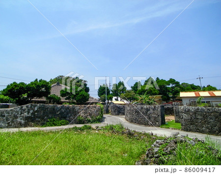 沖縄　神の島　久高島の風景 86009417