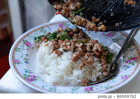 Rice topped with stir-fried pork or beef and basil 86009762