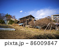 武蔵野に僅かに残る古い農家の裏庭 86009847