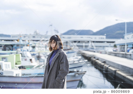 港を散策する若い女性 86009869
