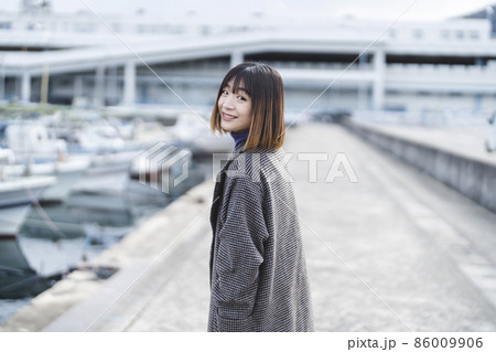 港を散策する若い女性 港を散策する若い女性 86009906