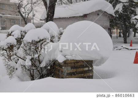 雪が降りつもった公園の入り口 86010663
