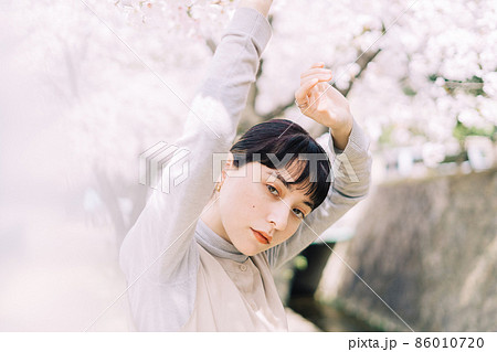 桜背景の女性ポートレート 86010720