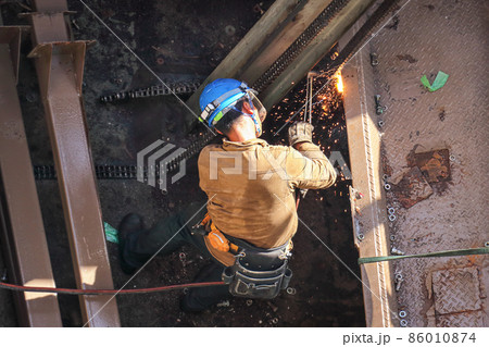 解体建設工事現場でのガスバーナーによる切断・溶接作業を行う男性作業員 86010874