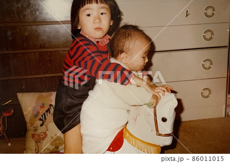 昭和50年代 おもちゃの馬に乗って遊ぶ姉妹 86011015