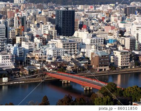 冬の高知市(筆山公園から鏡川の天神橋を臨む) 冬の高知市(筆山公園から鏡川の天神橋を臨む) 86011850