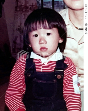 昭和50年代 オーバーオールに赤いボーダーの女の子 86012046