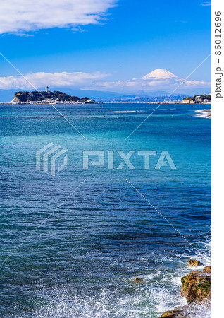 真冬の江ノ島の海と雪化粧の富士山 真冬の江ノ島の海と雪化粧の富士山 86012696