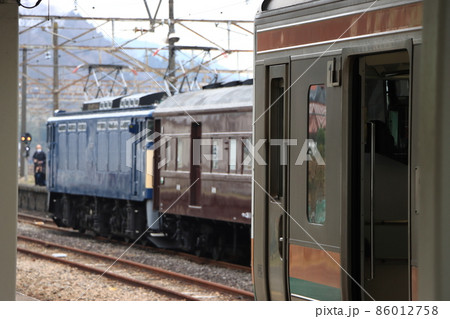 【イメージ】急行列車を待ち合わせする鈍行列車 【イメージ】急行列車を待ち合わせする鈍行列車 86012758