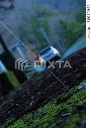 道路に佇む自動車のイメージ 道路に佇む自動車のイメージ 86012946