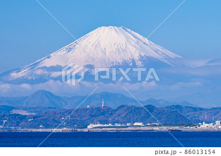 真冬の江ノ島周辺から見える雪化粧の富士山 86013154