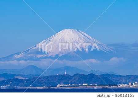 真冬の江ノ島周辺から見える雪化粧の富士山 86013155
