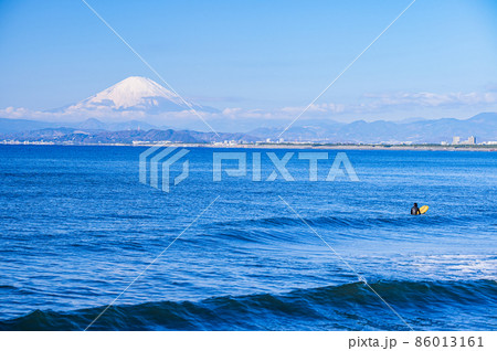 真冬の江ノ島周辺から見える雪化粧の富士山 86013161