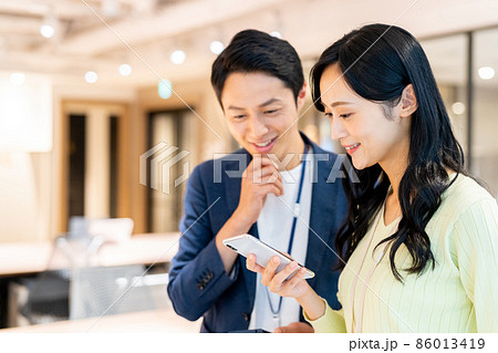 オフィスで働くビジネスパーソン　撮影協力「+SHIFT NOGIZAKA」 86013419