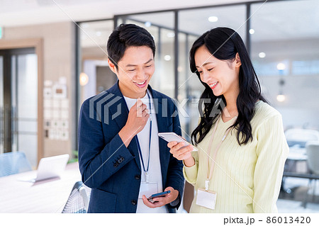 オフィスで働くビジネスパーソン　撮影協力「+SHIFT NOGIZAKA」 86013420