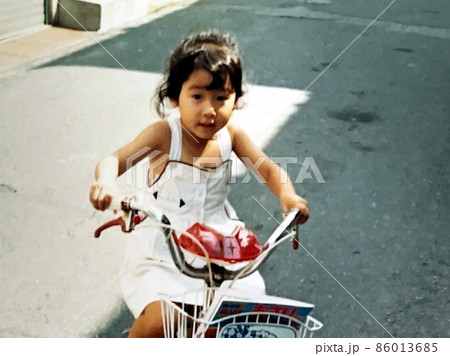 昭和50年代 自転車の練習をしている女の子 昭和50年代 自転車の練習をしている女の子 86013685