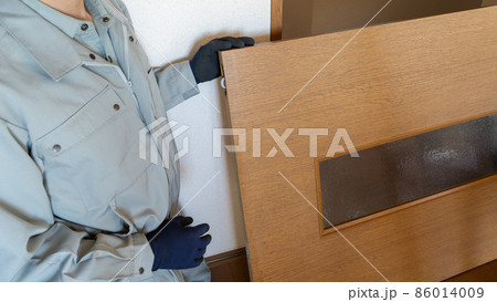 扉(スライドドア)の戸車を修理・点検する作業員 86014009