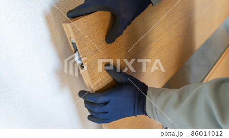 扉(スライドドア)の戸車を修理・点検する作業員 86014012