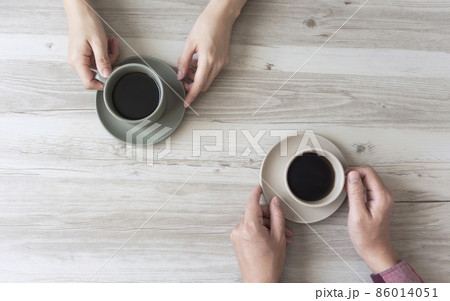 コーヒーを飲む2人。会話、2人、夫婦、カップル、コミュニケーション、デートなど コーヒーを飲む2人。会話、2人、夫婦、カップル、コミュニケーション、デートなど 86014051
