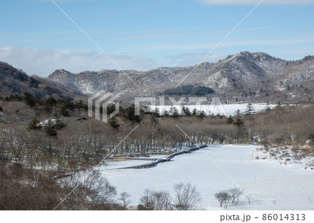 冬の赤城山 鳥居峠から見る結氷した覚満淵と大沼 冬の赤城山 鳥居峠から見る結氷した覚満淵と大沼 86014313