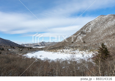 冬の赤城山 鳥居峠から見る結氷した覚満淵と大沼 冬の赤城山 鳥居峠から見る結氷した覚満淵と大沼 86014316