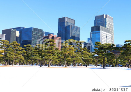 雪の皇居外苑から望む大手町丸の内ビル群 2022.01.07 東京都千代田区丸の内 雪の皇居外苑から望む大手町丸の内ビル群 2022.01.07 東京都千代田区丸の内 86014357