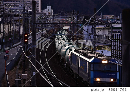 鉄道風景 低速シャッター撮影 トワイライトシーン 重低音が響く貨物列車の通過風景 輝くヘッドライト 鉄道風景 低速シャッター撮影 トワイライトシーン 重低音が響く貨物列車の通過風景 輝くヘッドライト 86014761