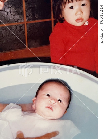 昭和50年代 赤ちゃんの沐浴と側で見守る姉 86015214