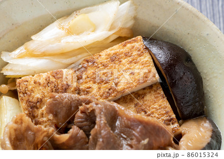 牛すき煮の焼き豆腐のアップ。 86015324