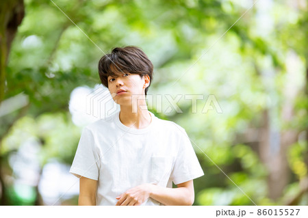 若い　男性　ポートレート　新緑 86015527