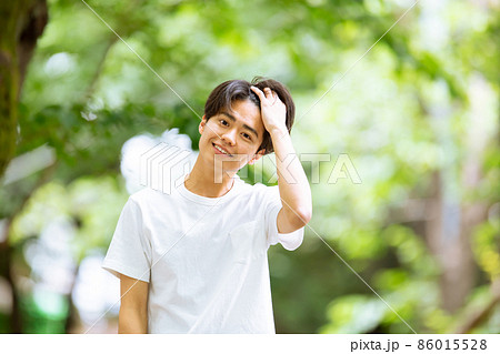 若い　男性　ポートレート　新緑 86015528