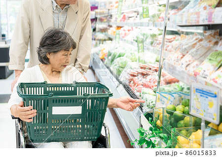 シニア夫婦　買い物 86015833