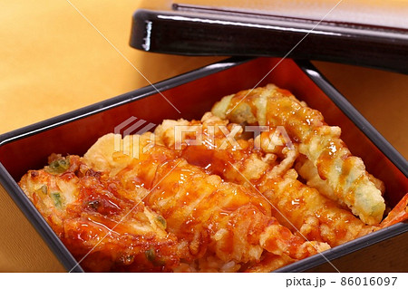 天重　天丼　ご飯の上に天ぷらを乗せタレをかける　重箱入り 86016097