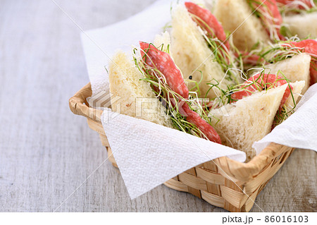 Microgreens sprouts sandwich-healthy food 86016103