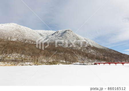 駒ケ岳と赤城神社の啄木鳥橋 群馬県赤城山 駒ケ岳と赤城神社の啄木鳥橋 群馬県赤城山 86016512
