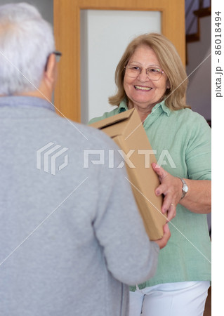 Happy elderly couple moving into new apartment 86018494