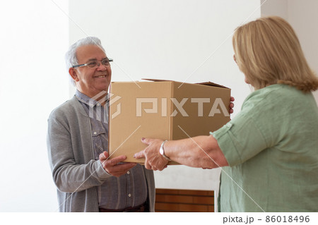 Caring elderly couple moving into new house 86018496