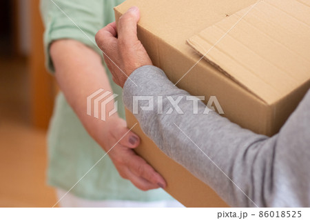 Close-up of elderly couple moving into new apartment 86018525