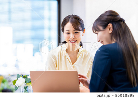 相談する若い女性 相談する若い女性 86018898