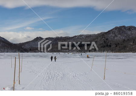 結氷した大沼の氷上 群馬県赤城山 結氷した大沼の氷上 群馬県赤城山 86019358
