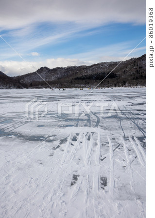 結氷した大沼の氷上 群馬県赤城山 結氷した大沼の氷上 群馬県赤城山 86019368