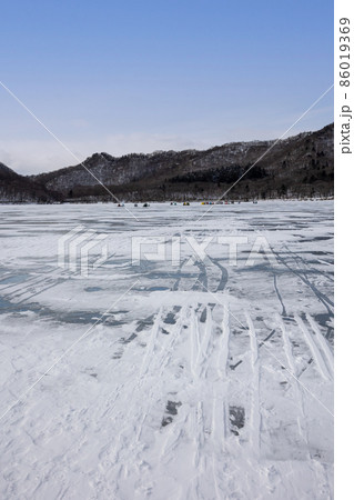 結氷した大沼の氷上 群馬県赤城山 結氷した大沼の氷上 群馬県赤城山 86019369