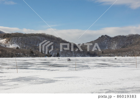 結氷した大沼の氷上 群馬県赤城山 結氷した大沼の氷上 群馬県赤城山 86019383