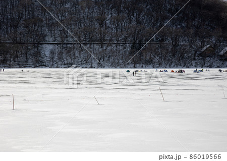 大沼の氷上でワカサギ釣り 群馬県赤城山 大沼の氷上でワカサギ釣り 群馬県赤城山 86019566