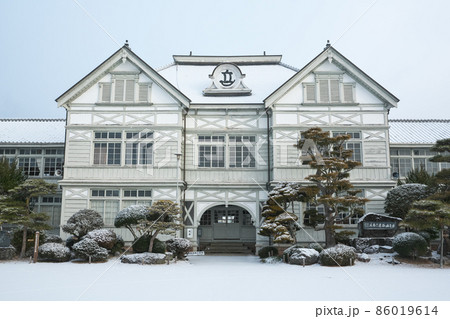 雪の日の旧遷喬尋常小学校「岡山県真庭市」 86019614