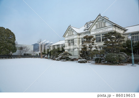 雪の日の旧遷喬尋常小学校「岡山県真庭市」 86019615