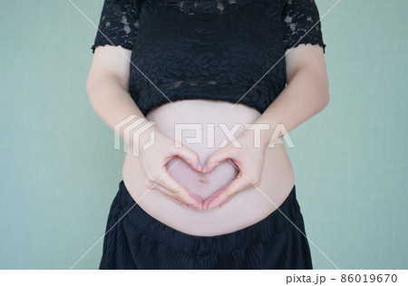 妊婦のお腹と手でハート 妊婦のお腹と手でハート 86019670