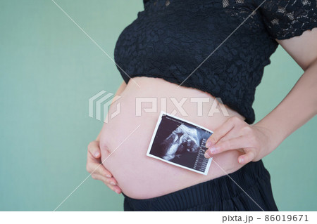 妊婦のお腹とエコー写真 86019671