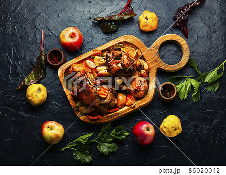 Pork shank baked with apples Pork shank baked with apples 86020042