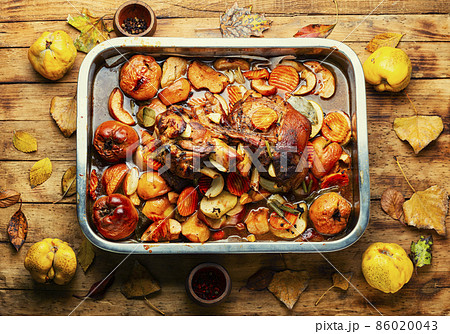 Baked meat with autumn fruits 86020043